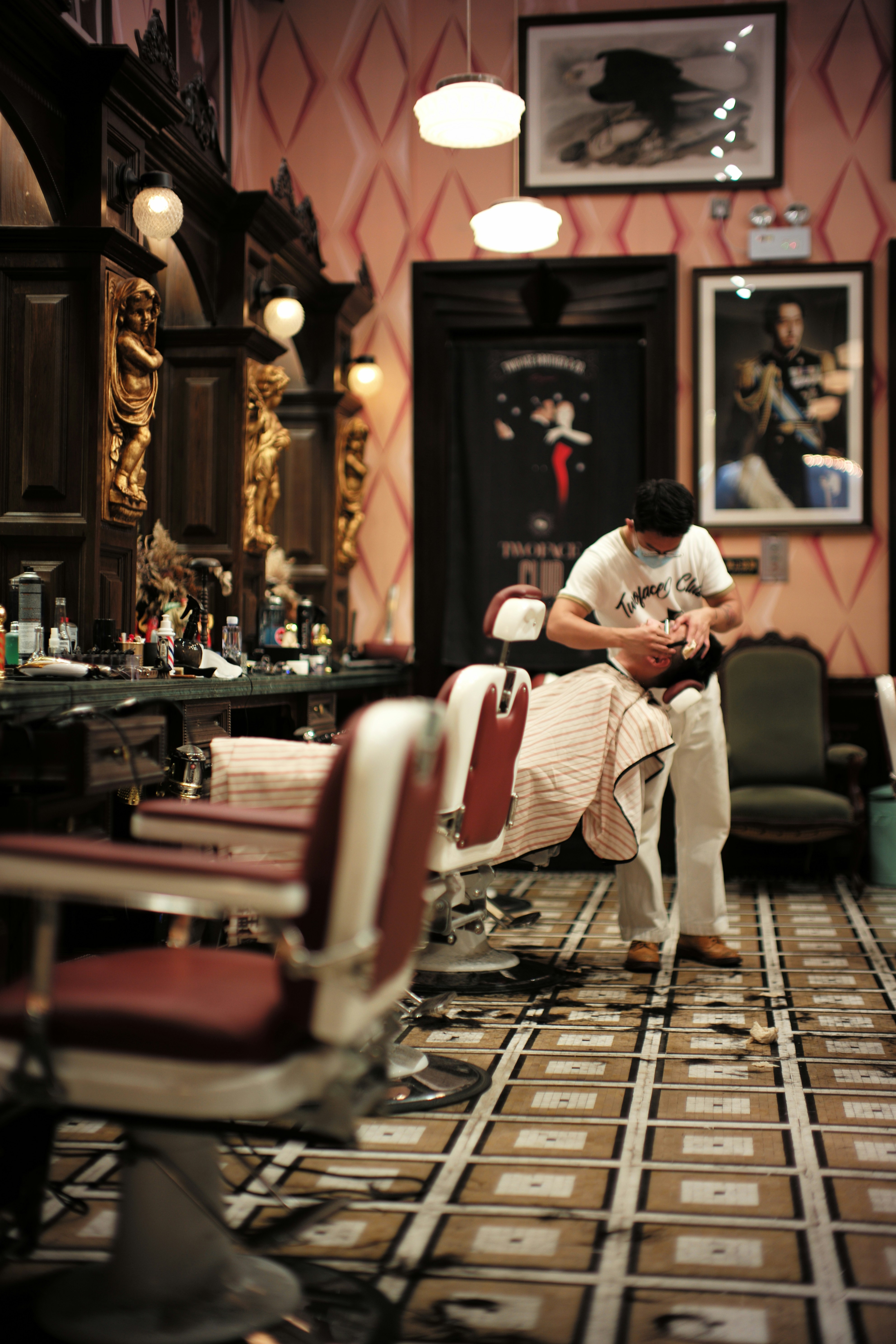 Barbero profesional usando BarberNow