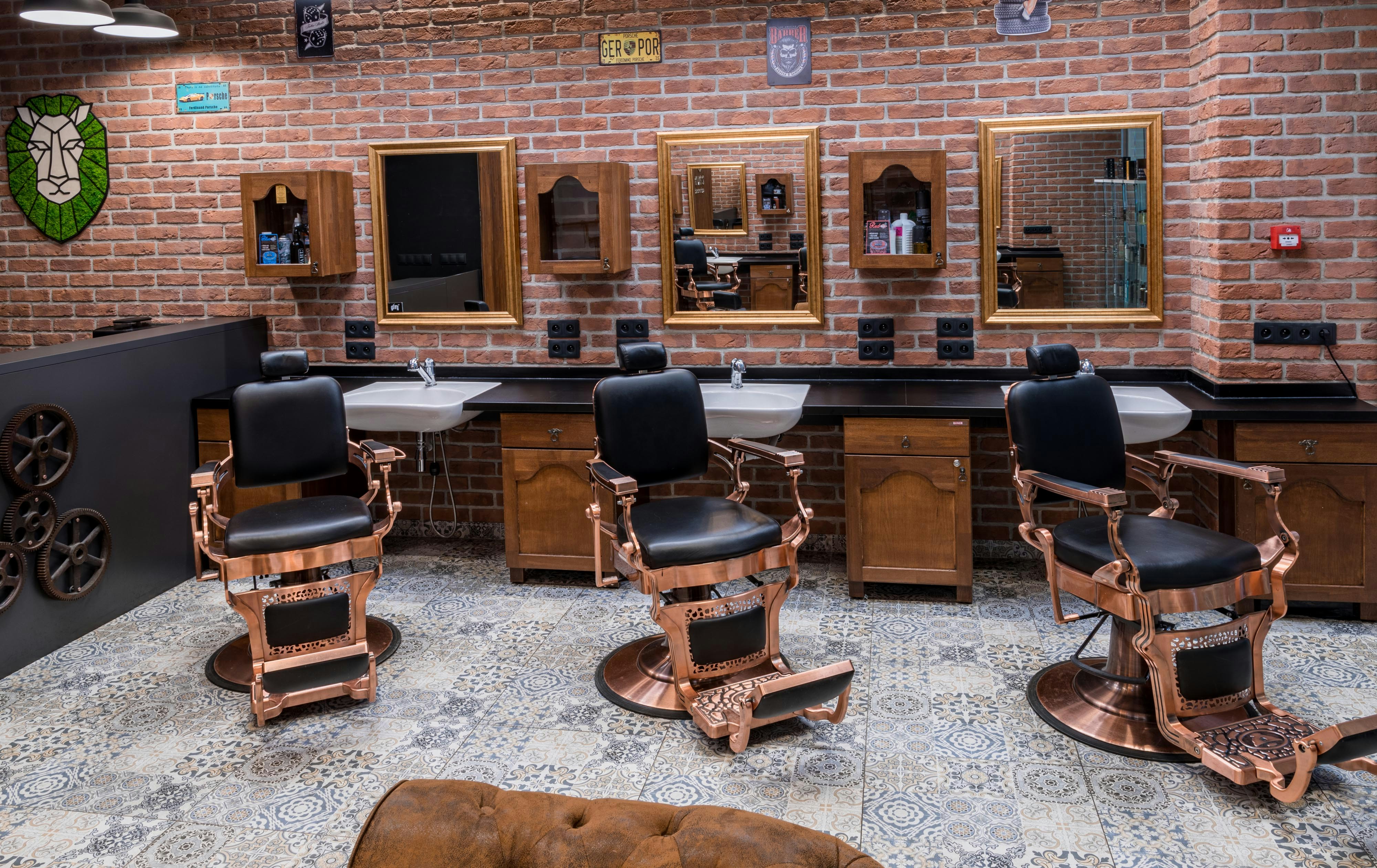 Barbero profesional usando BarberNow
